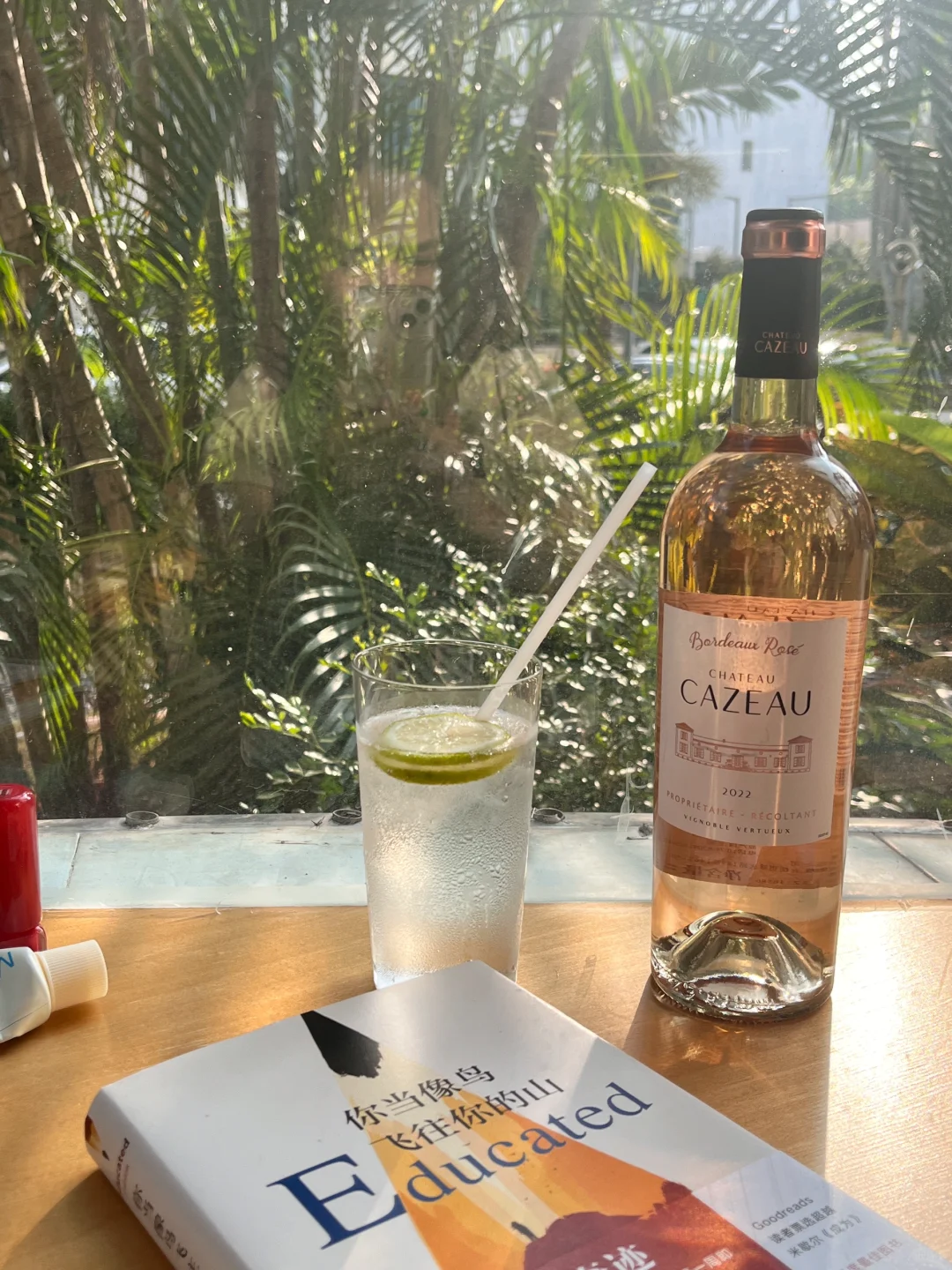 用一瓶美酒庆祝一场女性的胜利