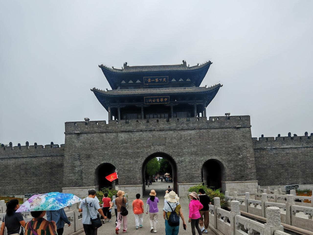 夏日风光随手拍，台儿庄景色堪称一绝！小桥横跨潺潺流水，河水清澈见底，可见水底石头