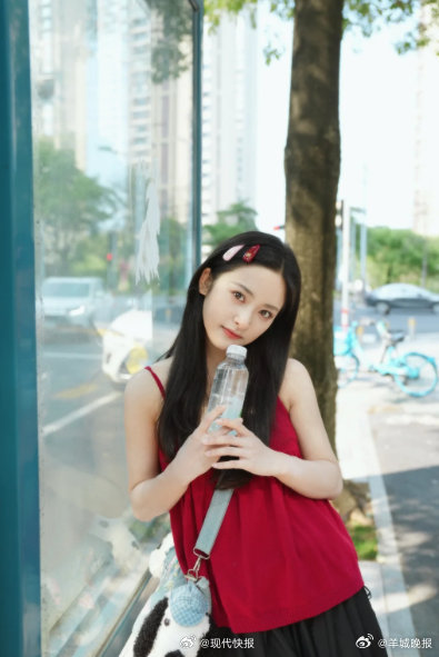 【#沈月说南方夏天确实来得早#】4月13日，更新个人社交平台，配文“南方夏天确实