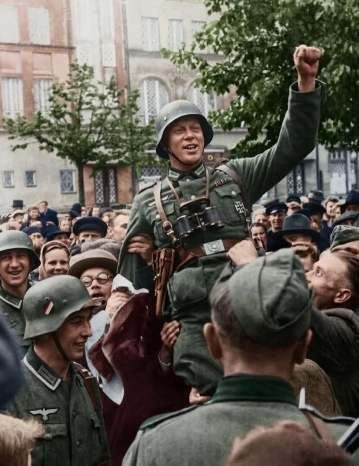 1941年8月，爱沙尼亚，塔林，当地民众热烈欢迎德军。……二战时代，波罗的海地区