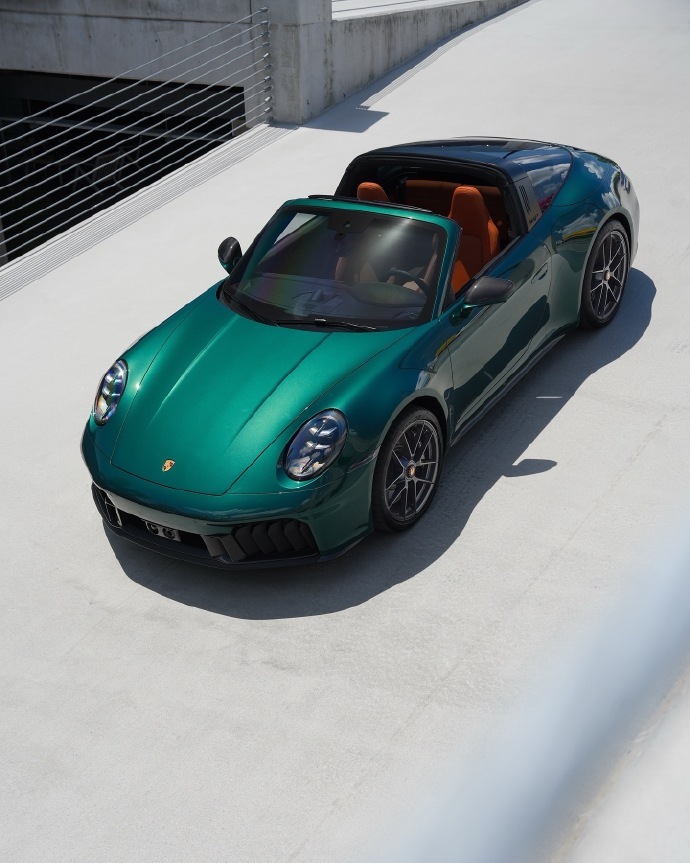 有些配置是定制的。Targa 4 GTS这款呢？它是标志性产品。漆面定制喷漆深绿