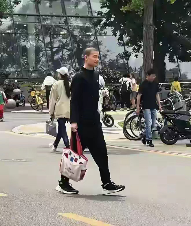“北大韦神焕然一新：弃塑料袋换拎包，身姿挺拔显干练。” 