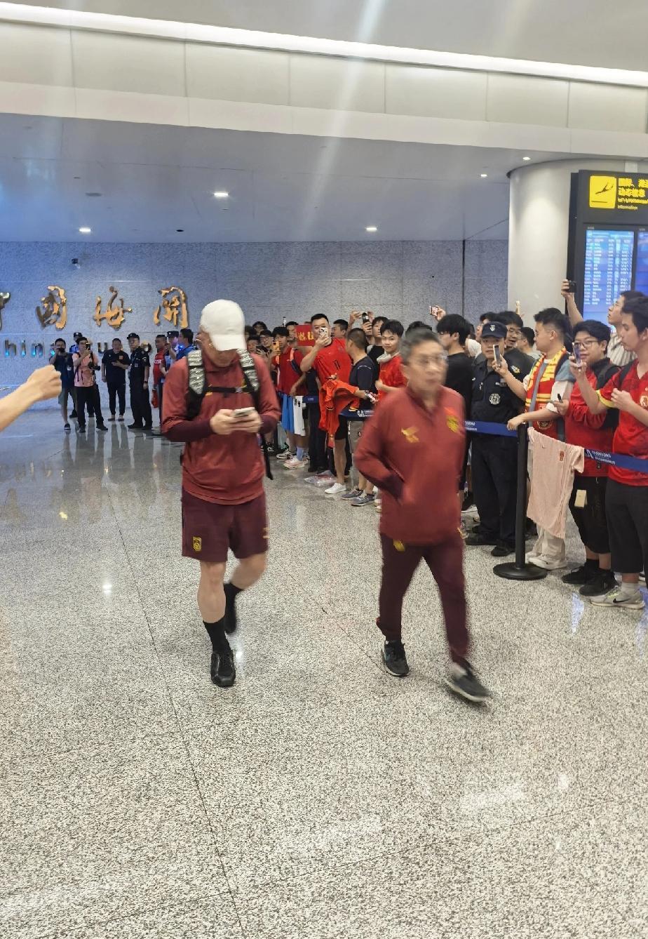 国足归来回国！
球迷们深夜守候接机，夹道欢迎！
他们争相拍照，还有女球迷手捧鲜花