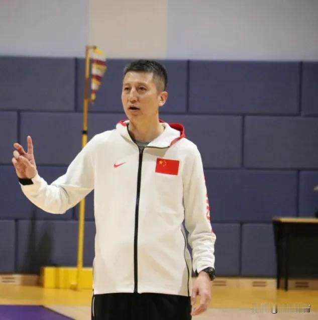 #探讨男篮未来# 据媒体人球圈赵探长报道称，由于中国男篮出现人员变动，集训时间推
