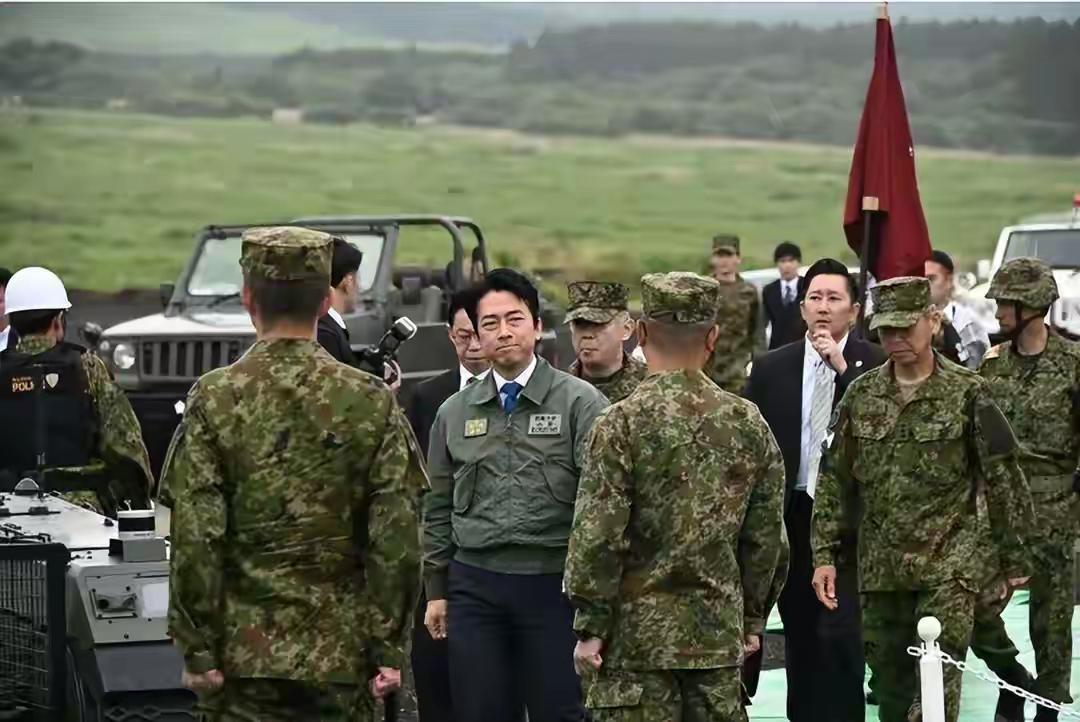 拒不道歉底气何来？日本实弹军演露端倪，中方舰船抵近琉球划清底线
 
面对外界质疑