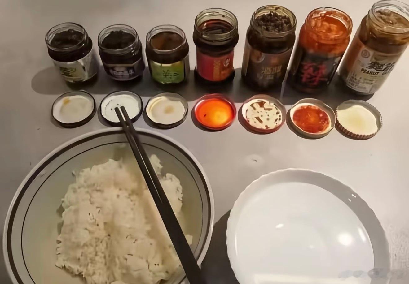 现在虽然事多钱少，但我的生活照样每顿七个菜的标准。 