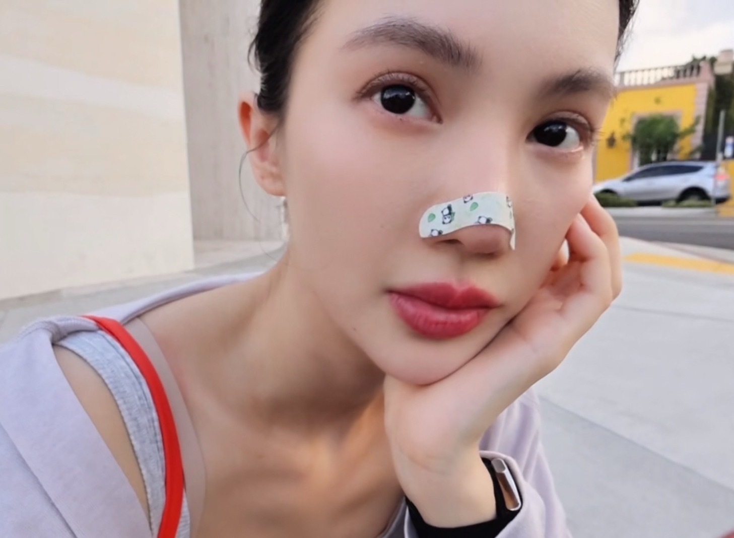 手机没电拿着小相机记录生活 然后放学在路边等妈妈接的好宝宝 ​​​