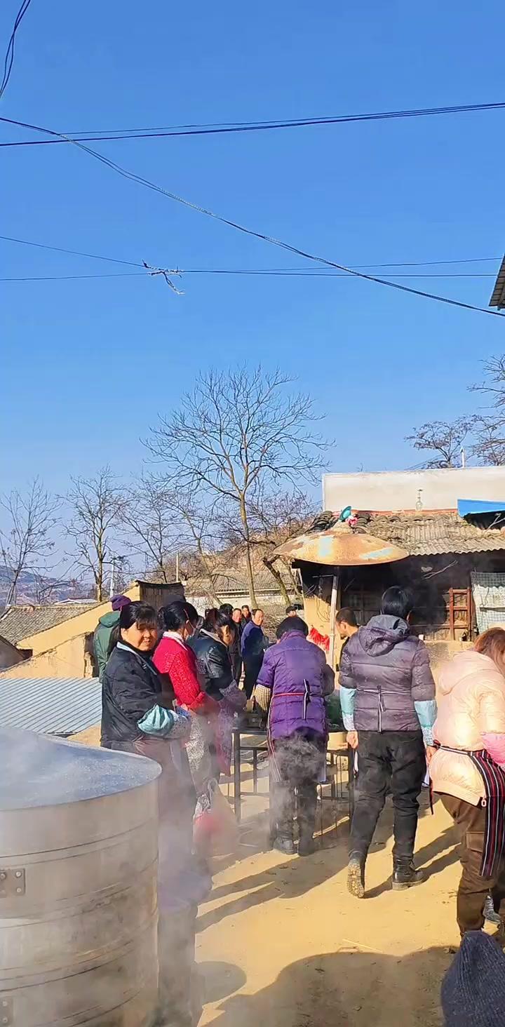 🎈西北农村烟火气有多治愈？十娘子，不觉醒，把花生
1️⃣清晨的村庄，鸡啼声中醒