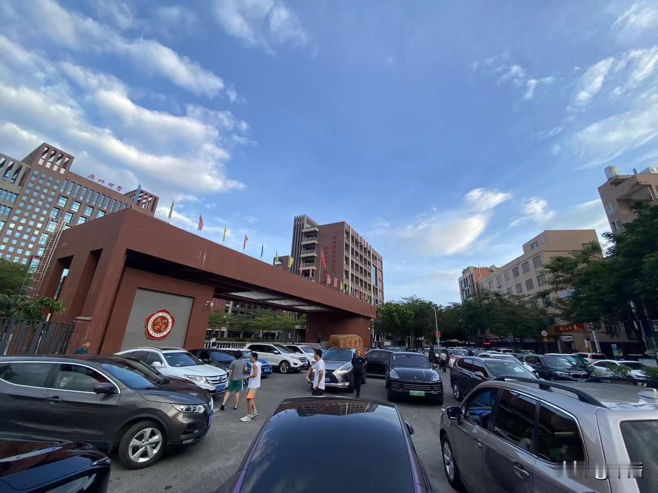 广州各学校连夜通知家长接学生回家，受台风天气影响。