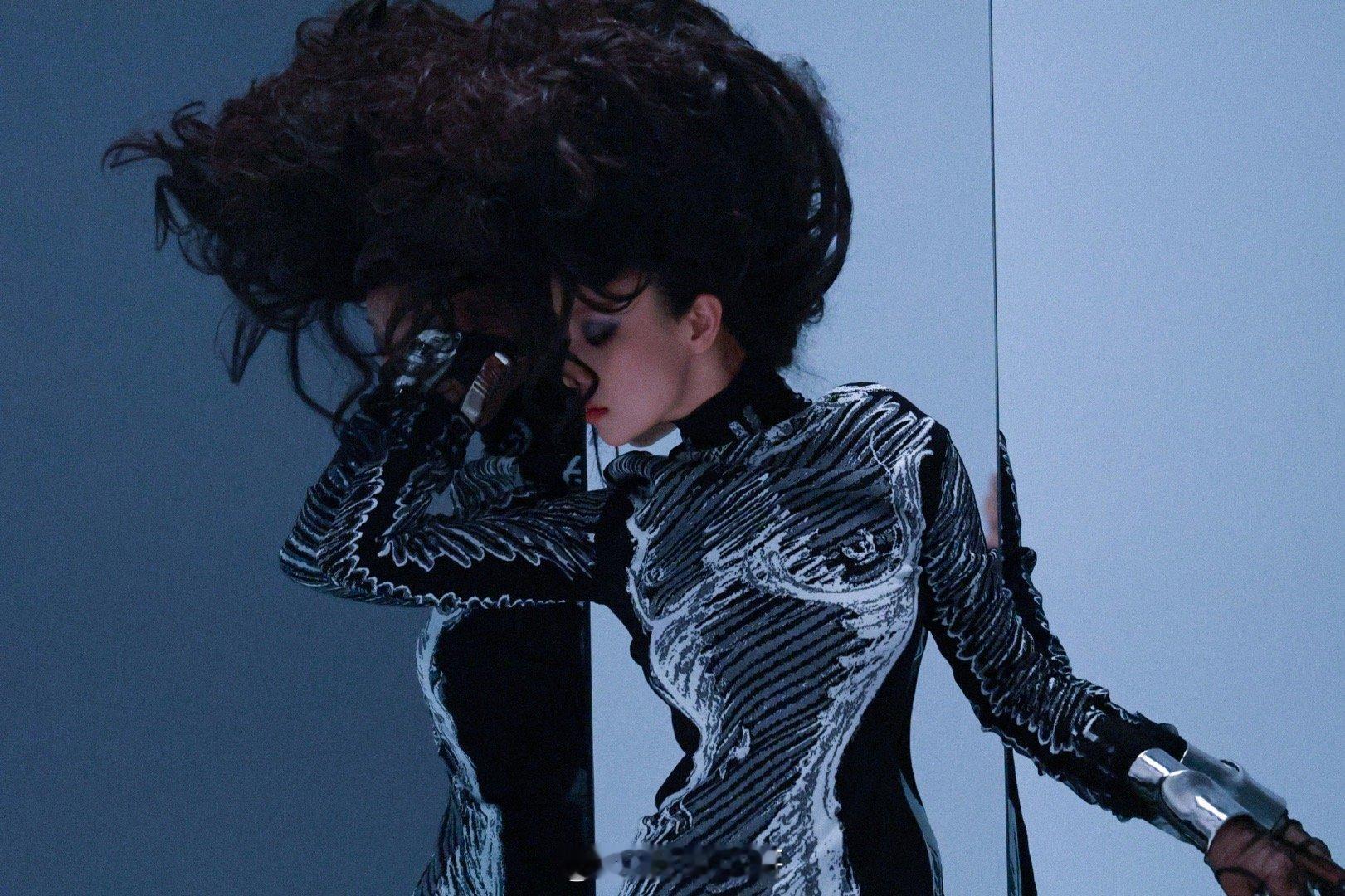 倪妮躺出了超S曲线 谁看了不惊叹！倪妮最新写真躺出超S曲线，包身裙衬得曲线曼妙到