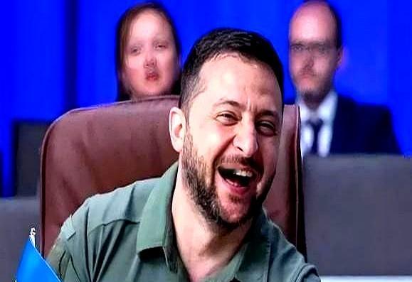 看到泽连斯基现在的状态，真觉得挺魔幻的。
他似乎真信了对面是在跟他讲“武德”，觉