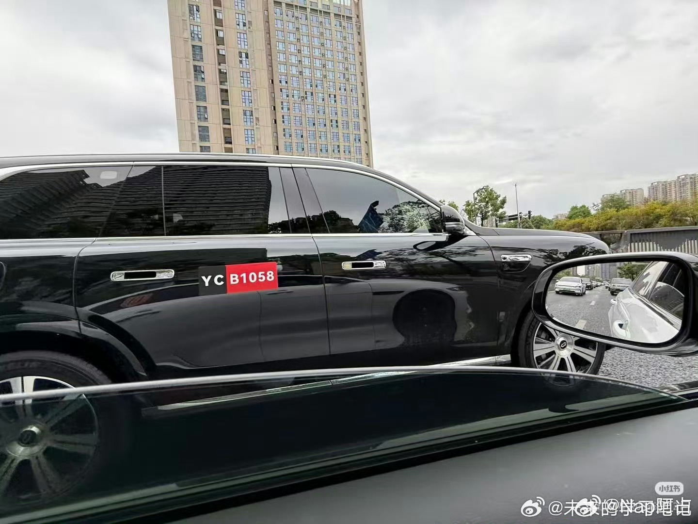 前脸进气格栅上方鸿蒙智行问界m9