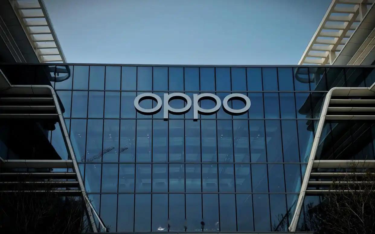 【OPPO客服回应白色拍成粉色】据媒体报道，近日，多位OPPO用户反映，在使用O