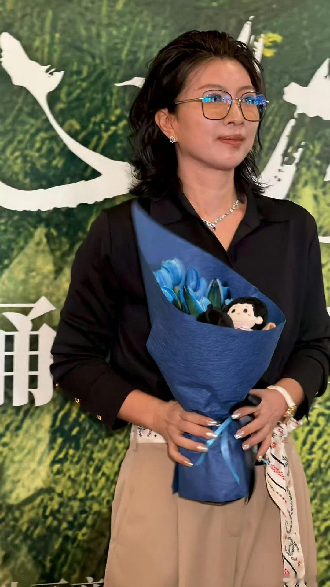 巫哲是怎么顶着这张脸写撒野的 巫哲飞吻万万没想到！创造出撒野的巫哲，现场会送出飞