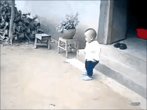 一只猴子窜进了一户农家，它见家里只有一小男孩，正欲对小孩子攻击，就在这千钧一发之