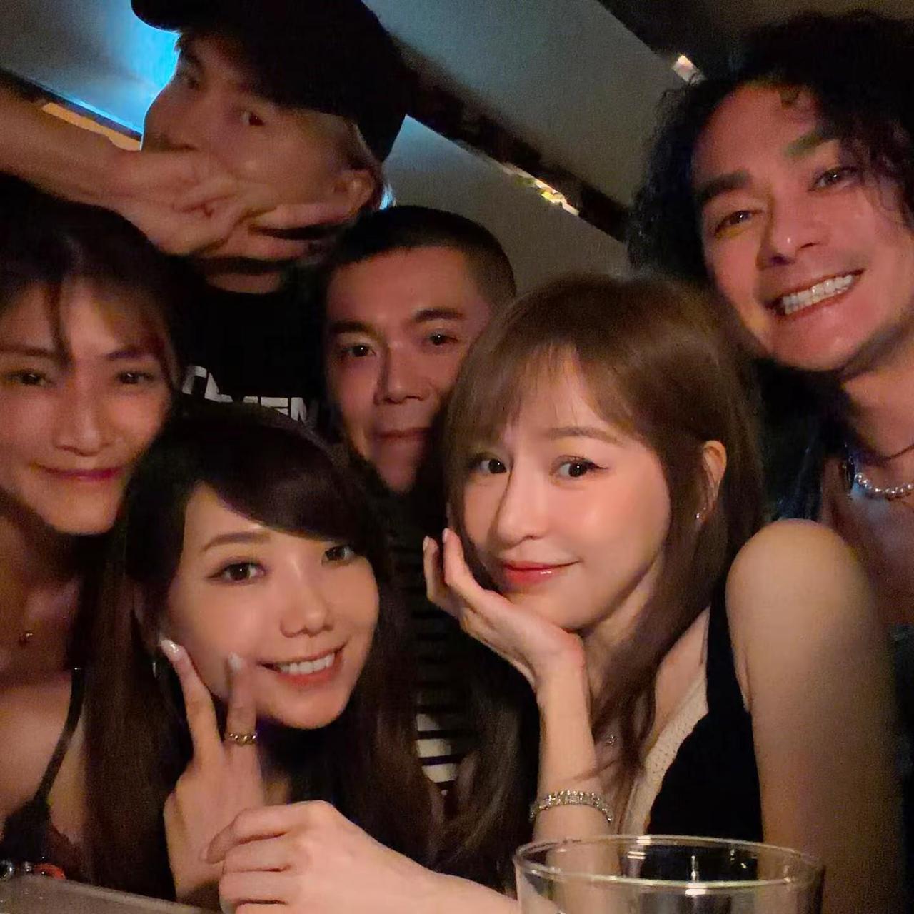 王心凌跟好友们庆祝生日，王心凌真漂亮😘王心凌