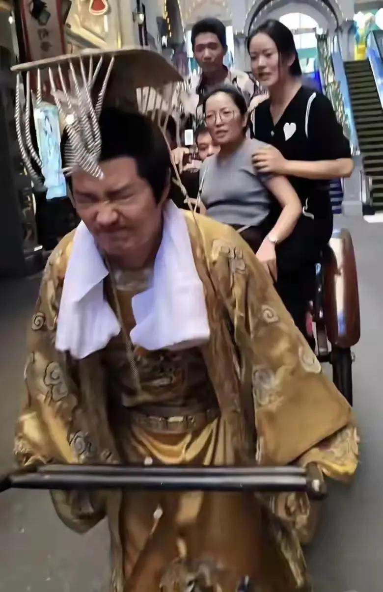 “七世纪最强碳基生物”天可汗李世民，是让大家这么使唤的吗？他拉着黄包车，里面坐着