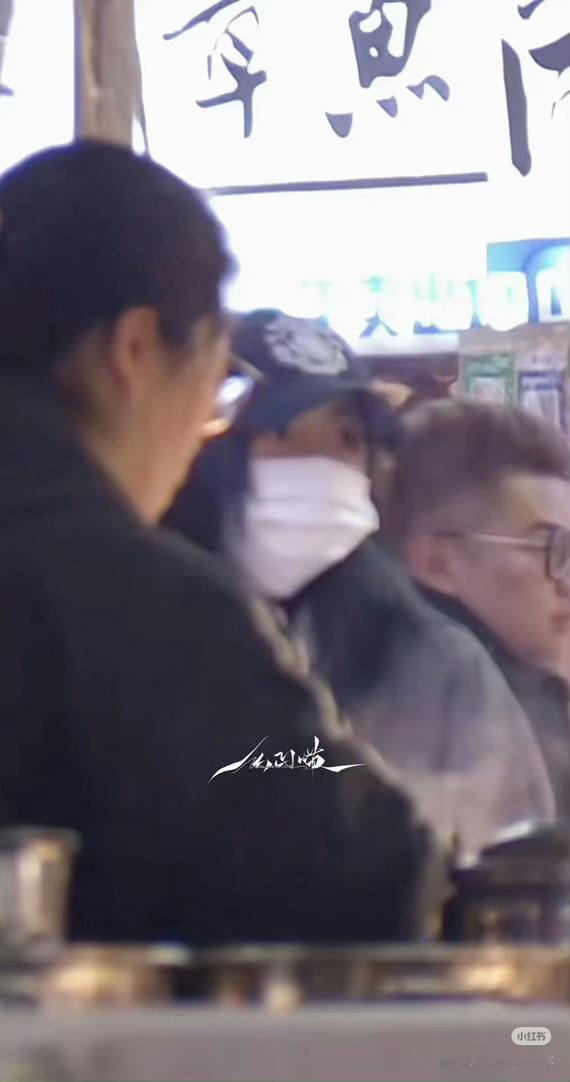 横店偶遇鞠婧祎吃饭 次店马上要被小鞠带火了是不是新剧要开机了 