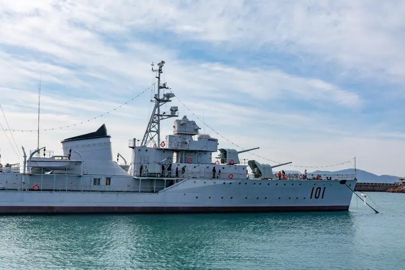 日本防务省刚刚发布消息，中国三艘军舰——“鞍山”舰、“临沂”舰和“东平湖”舰，经