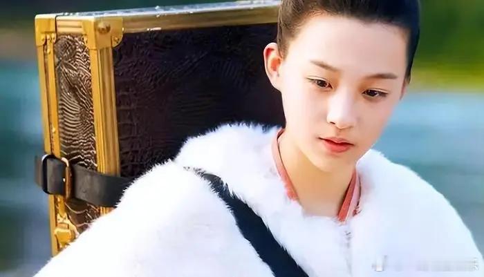 《庆余年2》好笑，叶轻眉的男人们中，最爱她的，一个是机器人，一个是太监。嘴里口口
