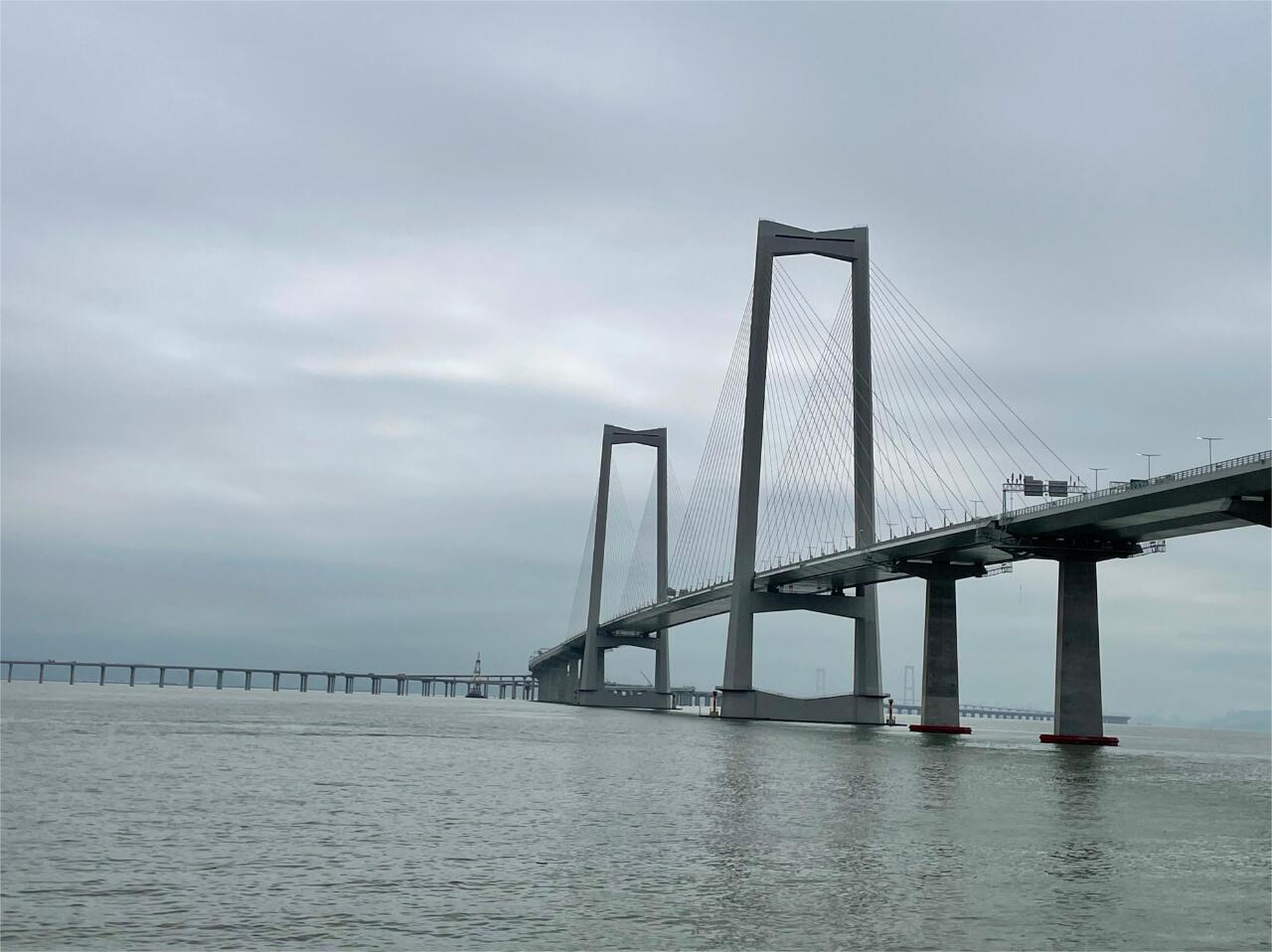 深中通道下个月通车，珠海站至深圳西乡北站全长60.53公里，9座以下客车，现金支