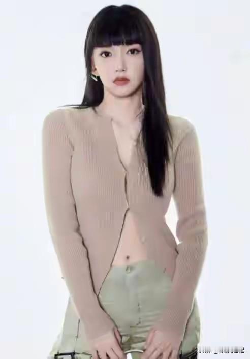 程潇扣两颗纽扣 真的好冒险，要知道她可是被称为‘奶潇’的存在啊