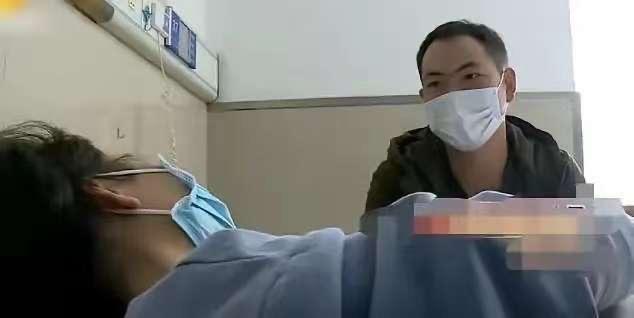 湖南长沙，一个30岁的木工跟前妻离婚1年了，工地上闲聊时，工友一句话砸进他耳朵里