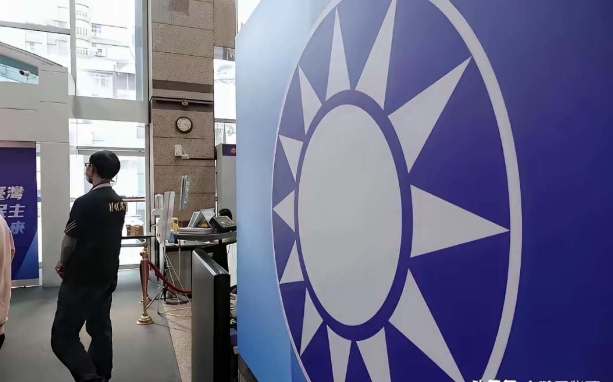 高市早苗当选日本首相，台湾的国民党高兴的像过年似的，马上向高市早苗发贺电。 