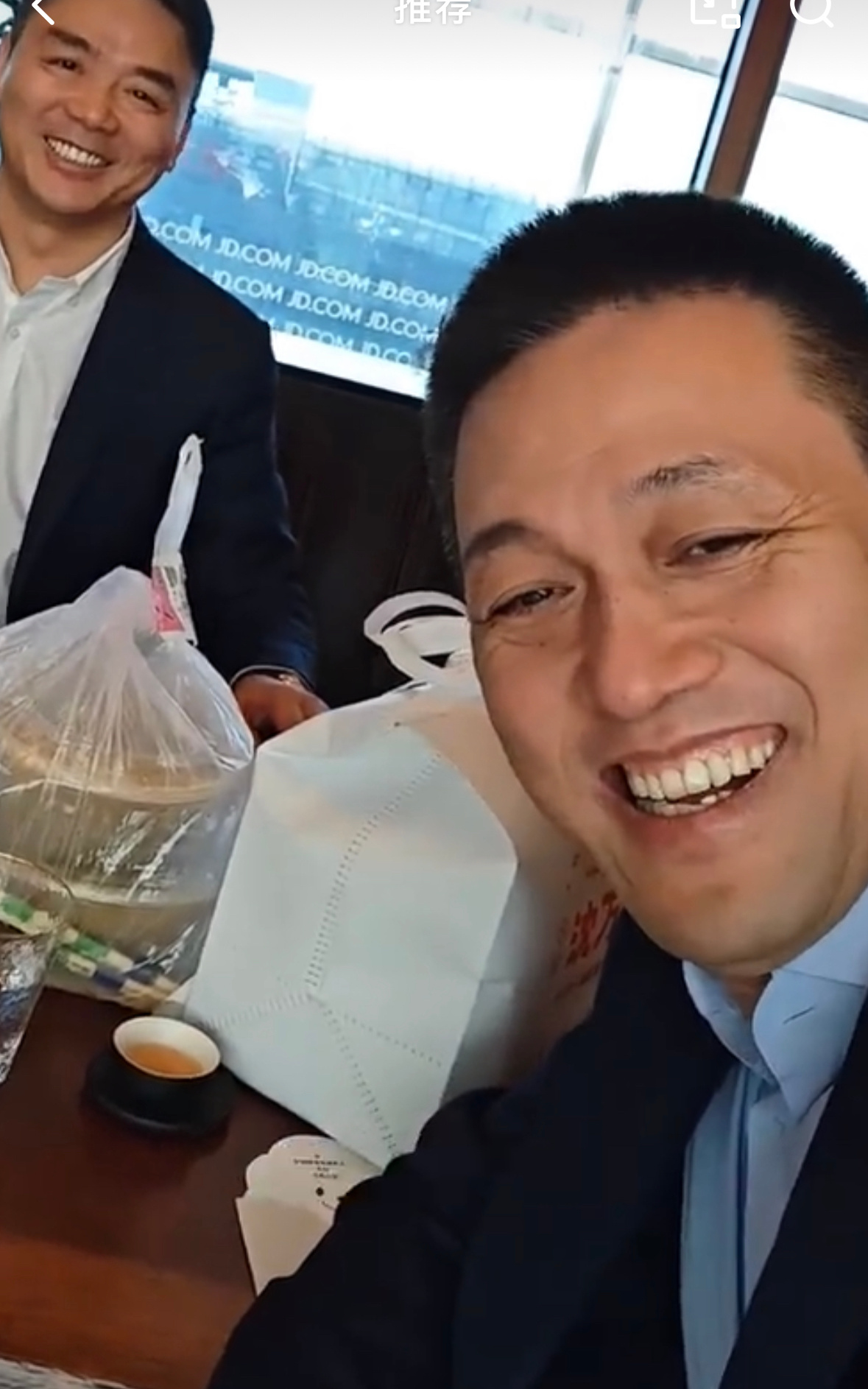 李斌和刘强东一起吃外卖 真是没想到，两个大佬也吃外卖，这也太接地气了。你们平时是