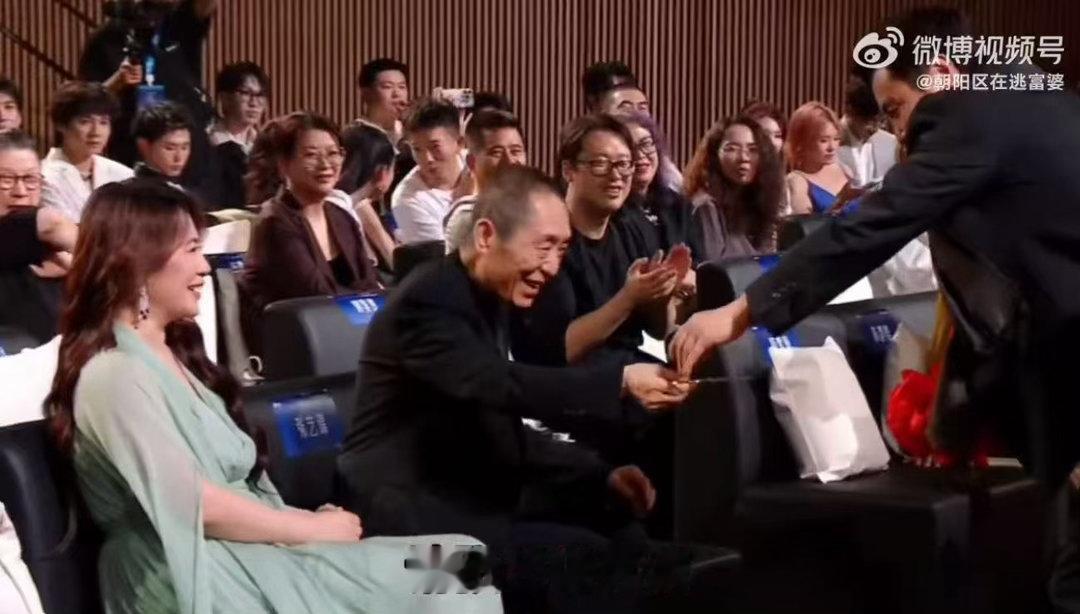 沈腾蹭完你的蹭你的 沈腾剪彩的原则就是：在场的有一个算一个，都得摸一下剪刀。自己