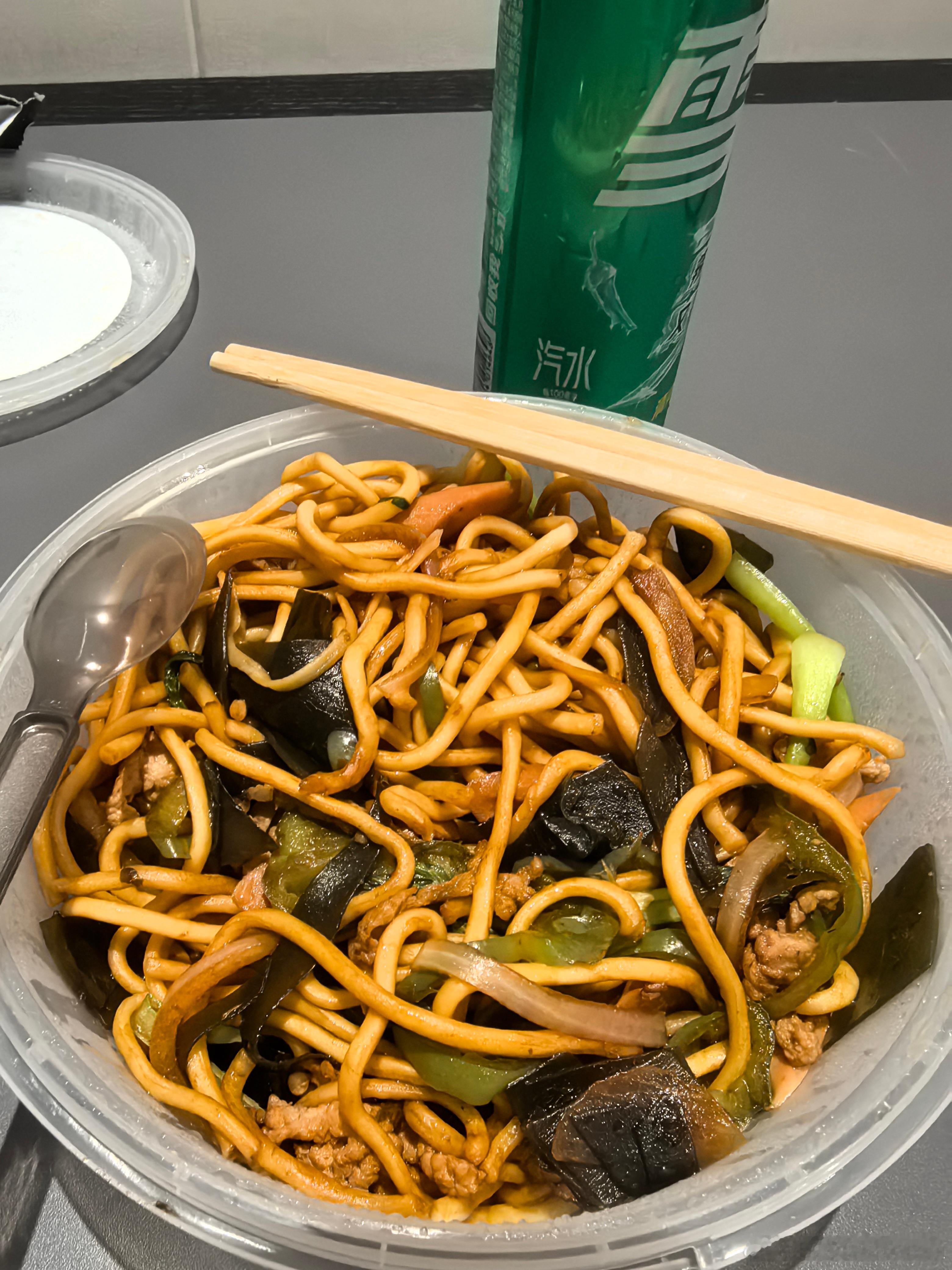 其实我晚饭吃了才进场的，但是现在饿的睡不着，于是点了一份宣城炒面～