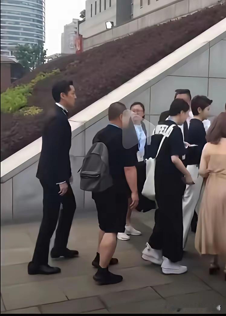 胡歌这双不合脚的鞋子，让我想起了故人那双。我绝不相信，胡歌买不起一双合脚人鞋，那