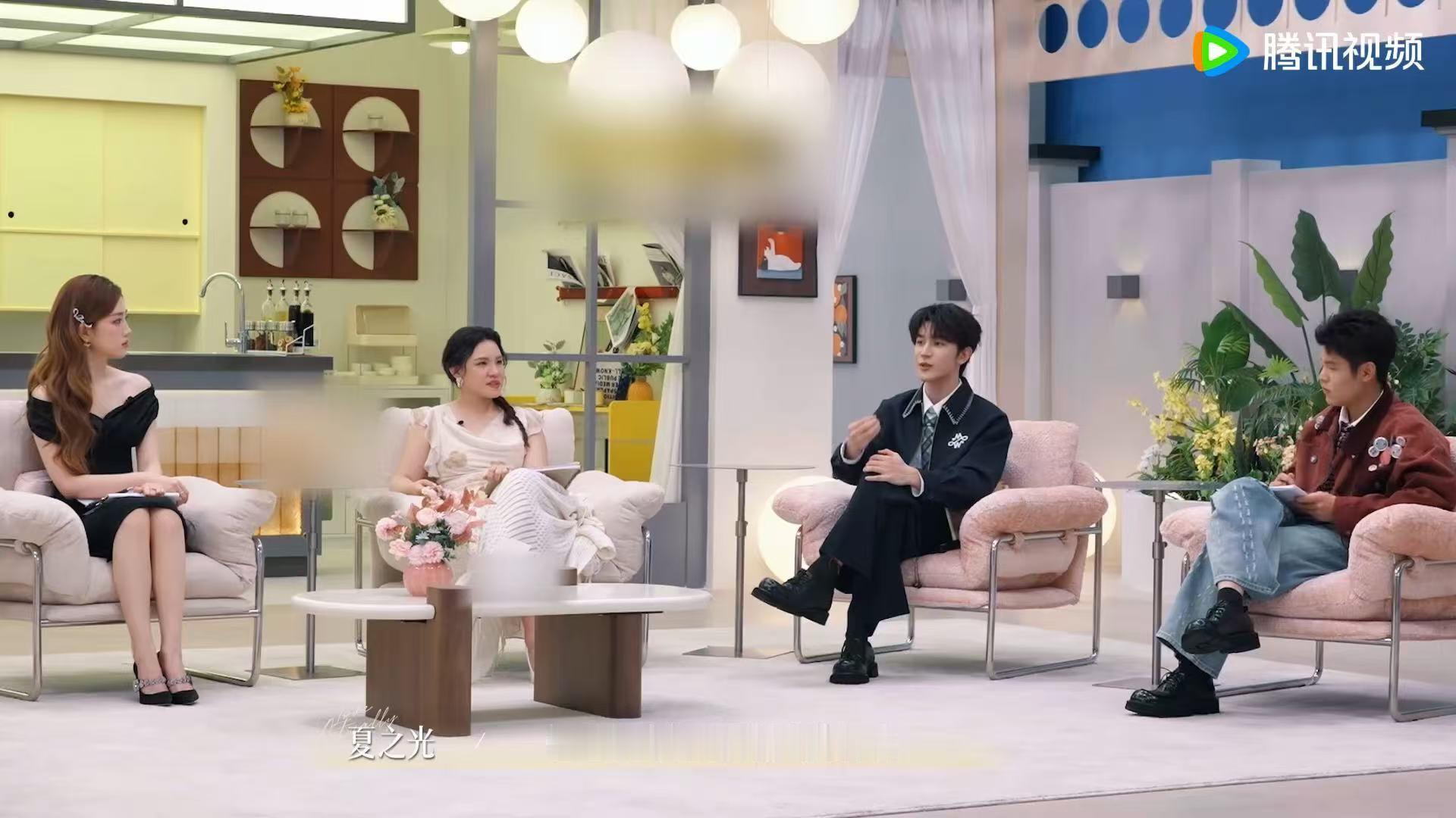 夏之光这波属于是“国医少年”的DNA动了，看到拍心包经直接条件反射，真让他学会了