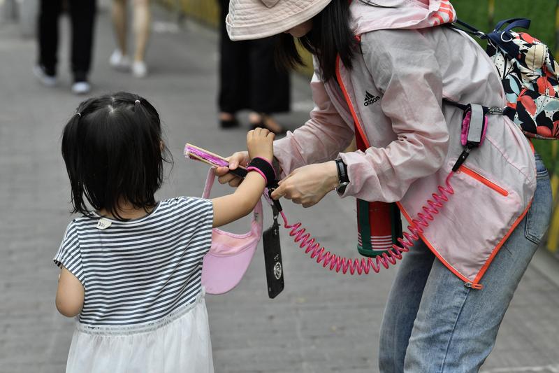12月7日，一中国女子在埃及马特鲁之眼景区拍照时被浪卷入海中，身上多处擦伤。她事