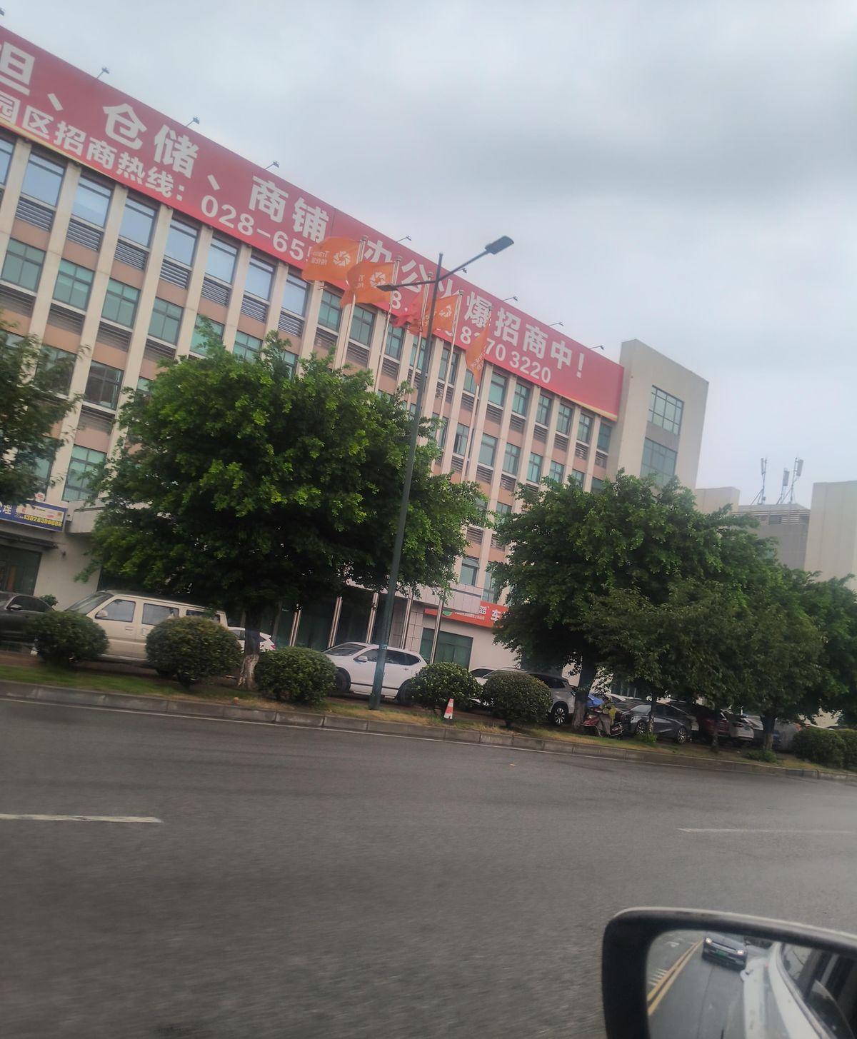 成都传化公路港运营14年后启动搬迁，老货运人心里的那个"西部物流老大哥"，终究在