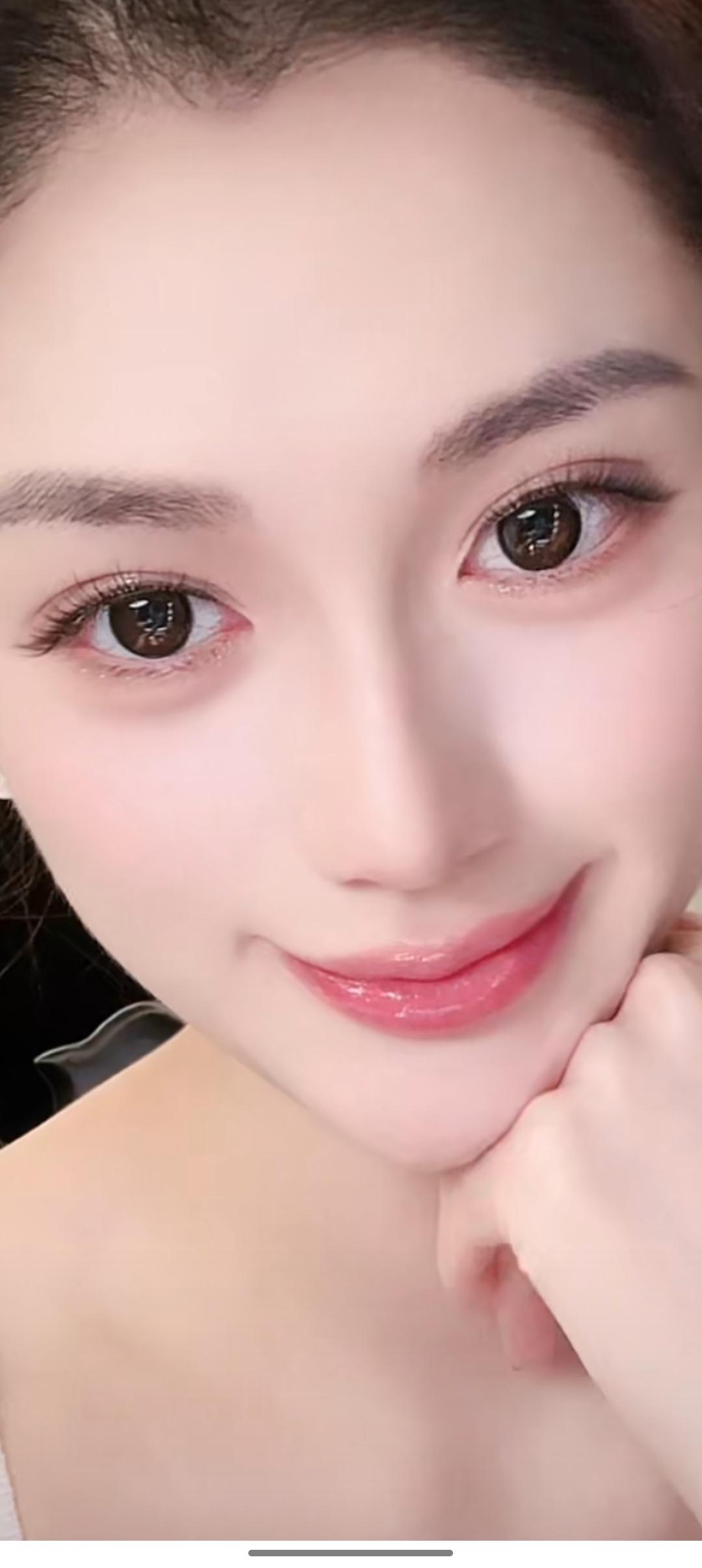 这张图片好可爱，眼睛好大！