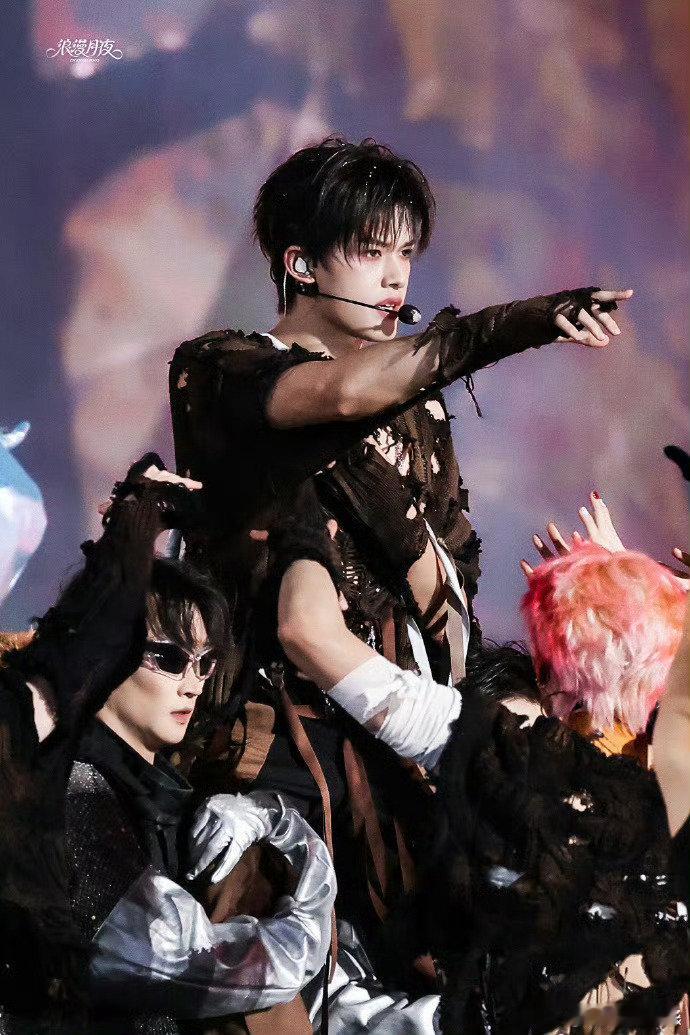 张极绷带造型富有且大方封神级造型！张极的绷带化作黑金战衣，缠绕垂坠间勾勒完美身形