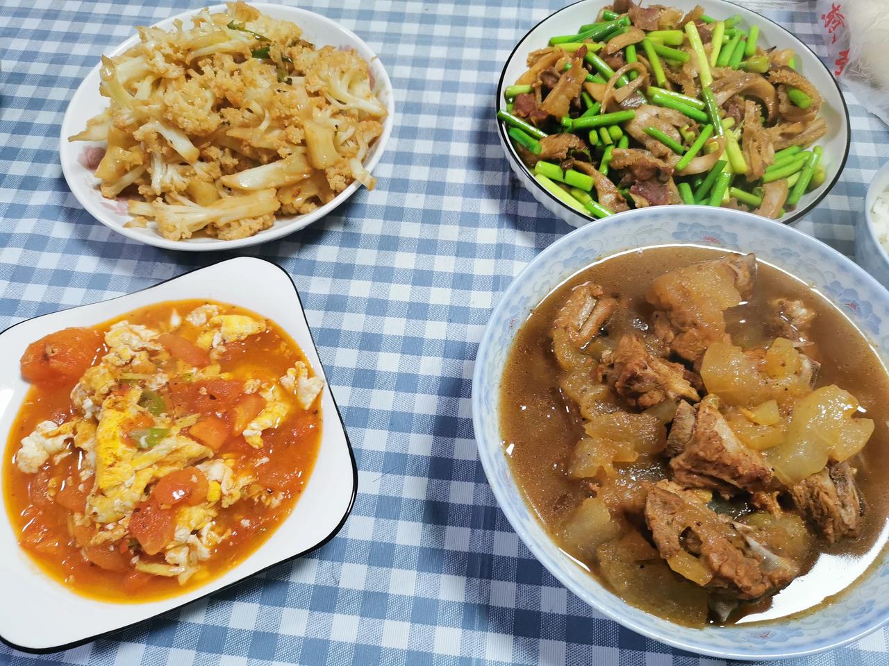 小县城四口之家晚饭
明天就开启端午节假期了，心情比较放松，晚饭的时候就多做了两个