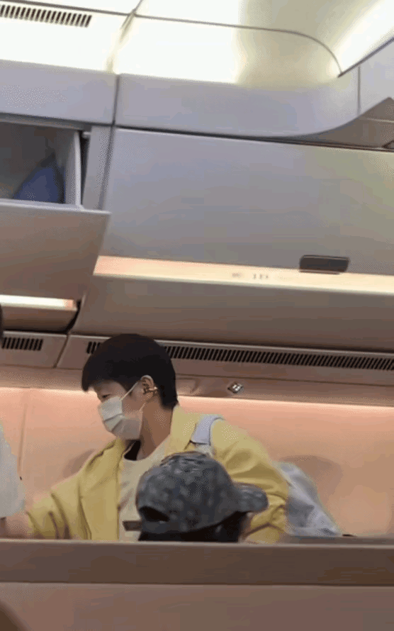 终于“捕捉”到莎莎了！
看了很多国乒大部队现身成都机场的影像资料，就是没有发现心