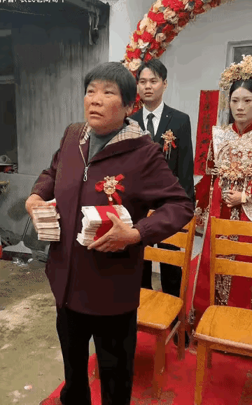 这样的丈母娘真让人难堪，都说财不外露，这在婚礼的现场，新郎的丈母娘也是格外大方啊