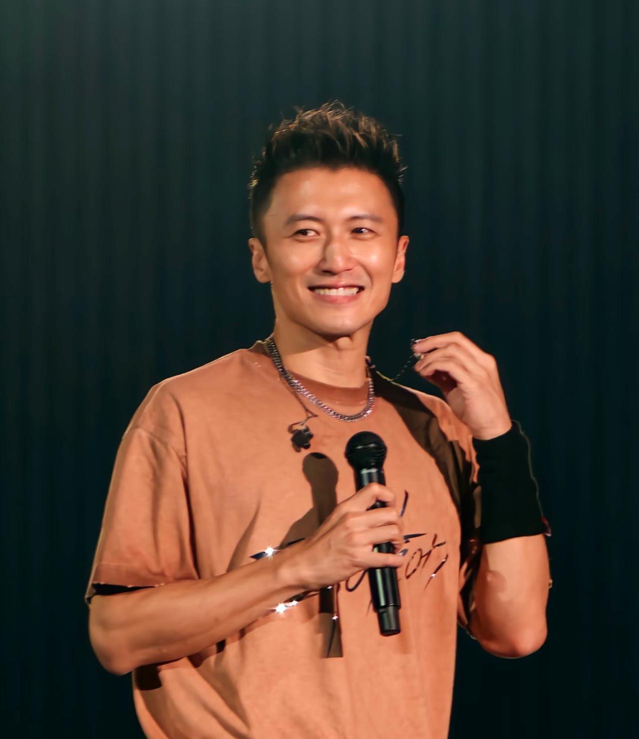 突然有点嫉妒谢霆锋了 不是嫉妒他开演唱会万人欢呼 也不是嫉妒他做美食品牌被追捧 