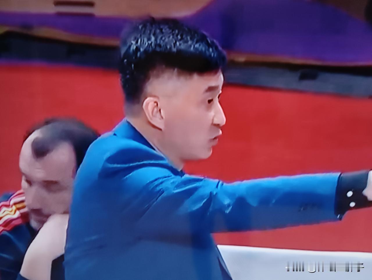 杜峰终于舒了一口气，徐昕上半场仅仅得到一分，杜峰清楚，这些不懂球的广东球迷，只看