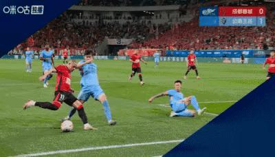 看这个视频，玉昆禁区两连肘，VAR介入，但主裁戴弋戈认为肘非手，拒给点球。但只要