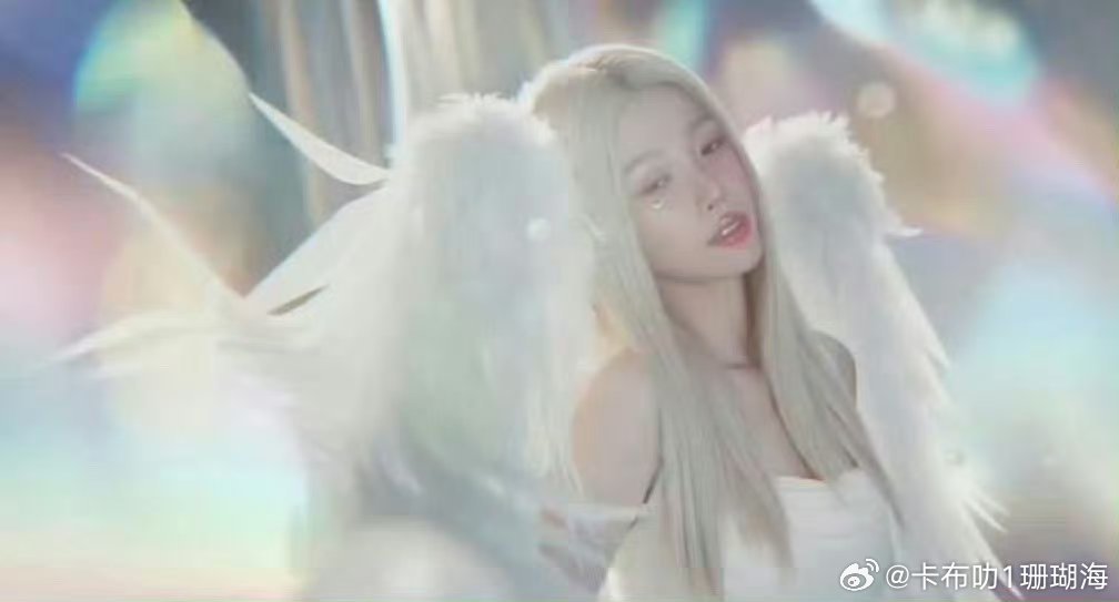 迪丽热巴虞书欣同款天使造型，谁更像天使？ 