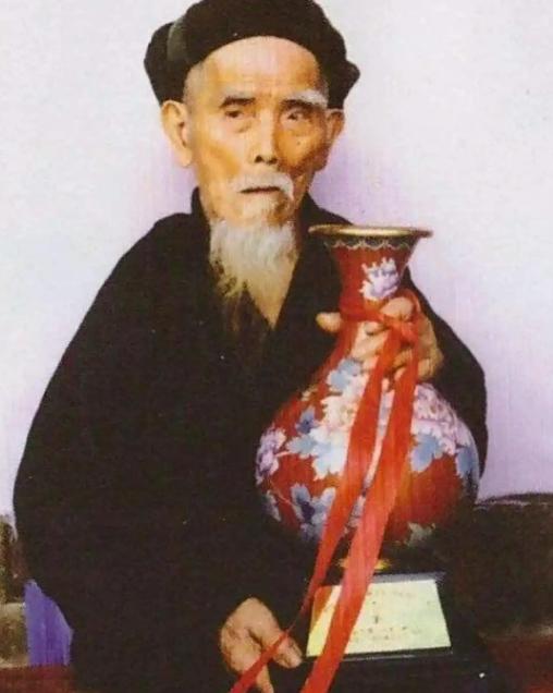 “中国长寿之王”龚来发去世，终身未娶活到133岁，匪夷所思的是，他有一个公认的“