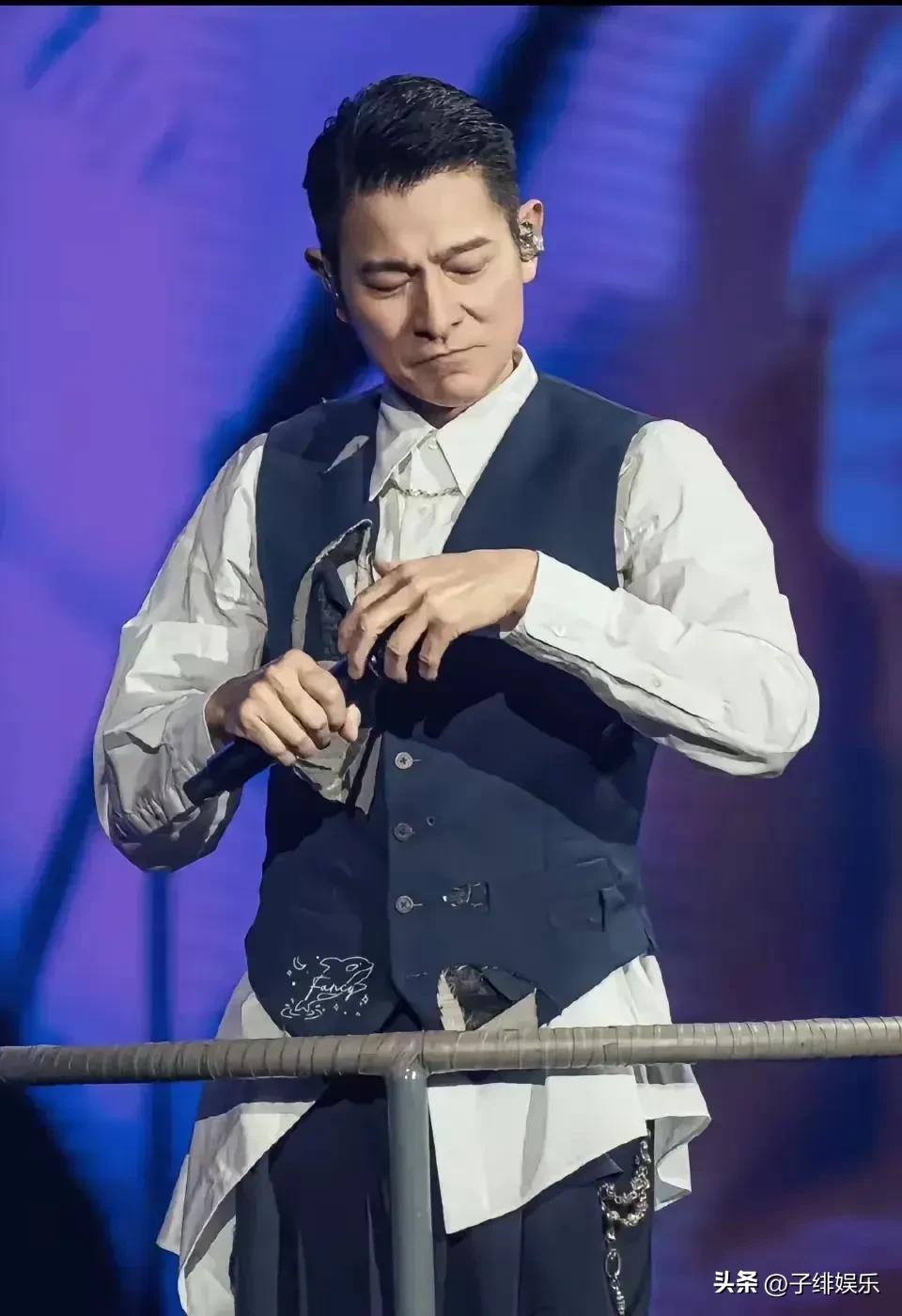 刘德华都已经到了这个年纪还在开演唱会，确实是年度最佳劳模。有点想不通，他又不缺钱