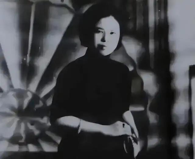 1947年除夕夜，重庆中美合作所。 万家灯火。 一个34岁的女人被绑在铁床上，四