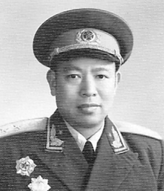 丁秋生坚决不愿意留在后方，谭政再三劝说无果，毛主席表示不服从命令必须予以处分！