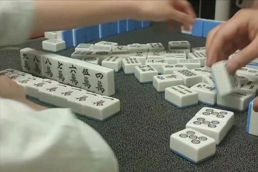 冤不冤？2024年3月22日，湖北十堰，女子打麻将时感觉身上黏糊糊的，就想去洗个