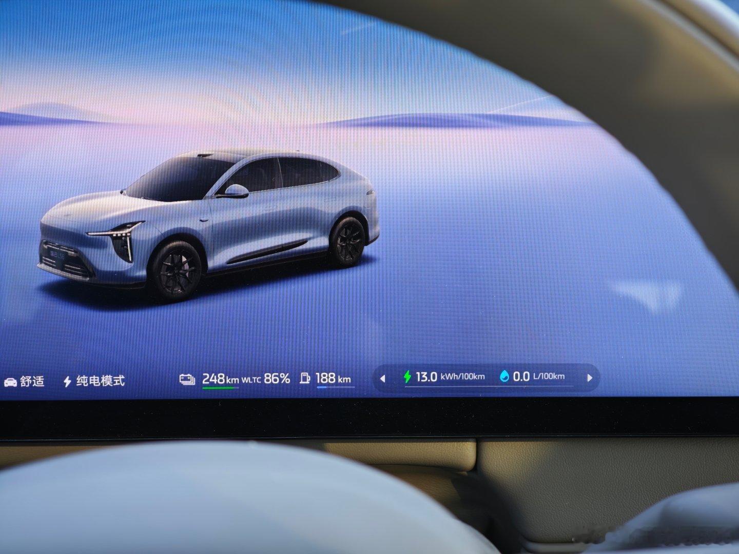 今天上班，跑了48.4公里，全程NOA开的平均速度32，气温0～4℃电量从98%